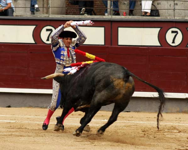 Aunque dice que los palos no le gustan, en este par en Las Ventas demuestra que sabe el oficio. (FOTO: Juan Pelegrín)