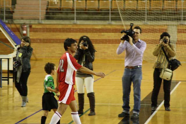 El torero cacereño Manolo Bejarano, acompañado de un niño, saltando al terreno de juego.