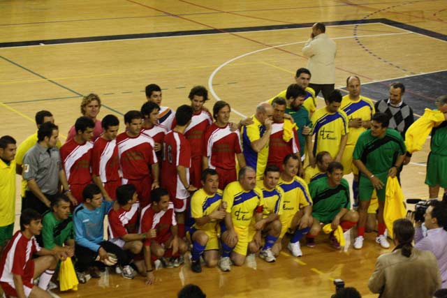 Los tres equipos formando para la foto de recuerdo.