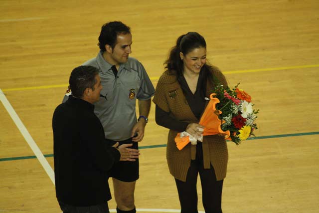 Nuria Cabanillas, que hizo el saque inicial, recibiendo un ramo de flores.