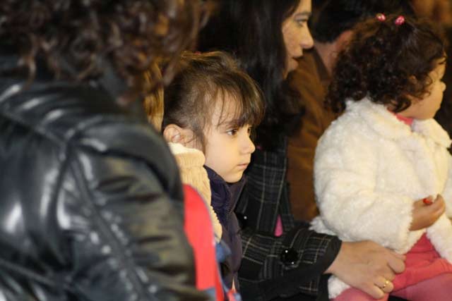 Que asistió en muchos casos con familias enteras demostrando solidaridad.