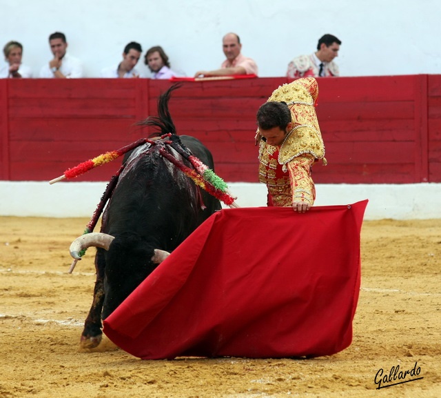 Antonio Ferrera durante la faena a su primero en Barcarrota. (FOTO:Gallardo)