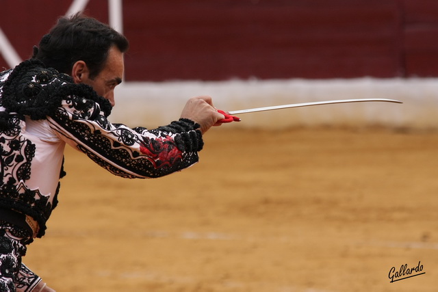 El Cid entrando a matar en la pasada feria de Zafra. (FOTO: Gallardo)