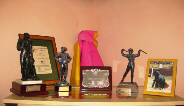 Alguno de los trofeos que ha recibido durante su etapa como banderillero. (FOTO: José García)