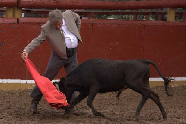 Toreo a media altura para evitar que la res pierda las manos.