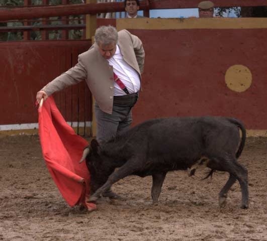 Asentado sobre el inestable piso de plaza.