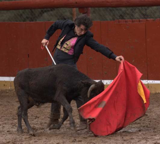 Pasando de muleta con la zurda al natural.