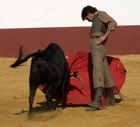 Larios, encajado de riñones, toreando con la diestra.