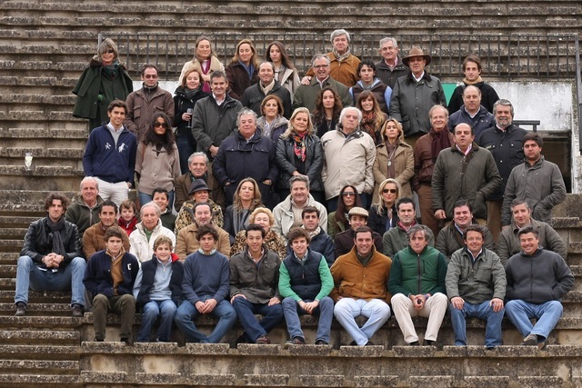 Los miembros de la Peña, parapetados contra el frío que pronto sería calor de palmas.