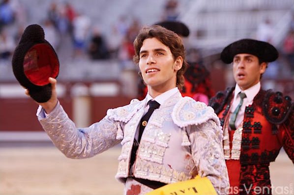 Manuel Larios dando la vuelta al ruedo de Las Ventas. (FOTO:Juan Pelegrín)