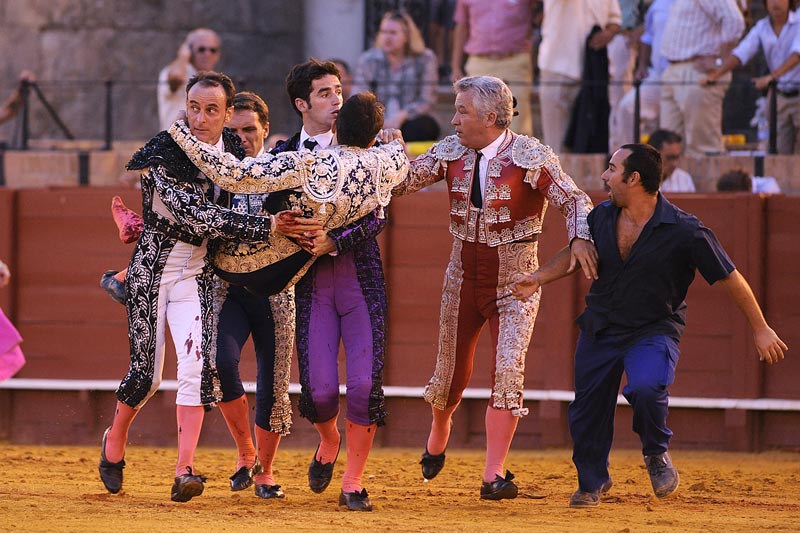 Jesús Márquez en los brazos de sus compañeros. (FOTO: Sevillataurina.com)