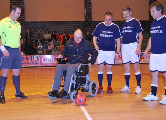 Paquito Ruiz ejecutando el saque inicial.