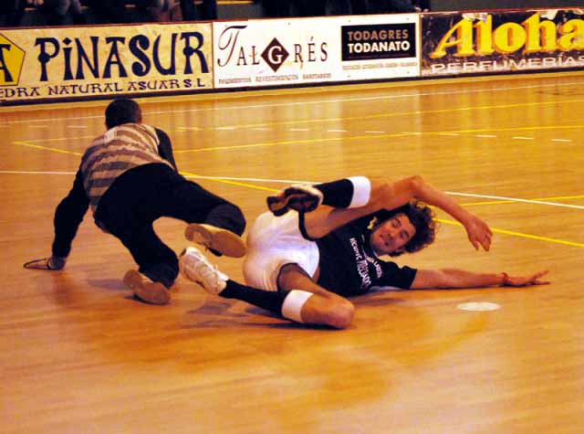 Israel Lancho por los suelos, buscando el gol.