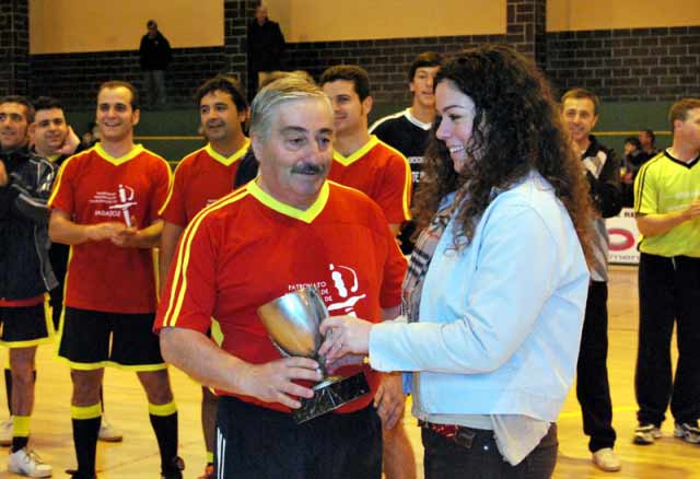 Estefanía Roblas entregando el trofeo al mejor jugador del partido. (FOTO: F.J. Campos)