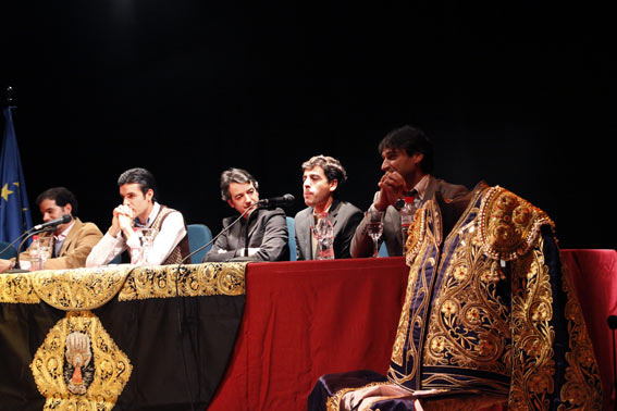 Fernando González dirigiéndose al auditorio. (FOTO: Luis Cid)