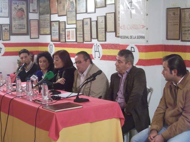 Los componenentes de la mesa durante su intervención. (FOTO: J.M.Ambrós)