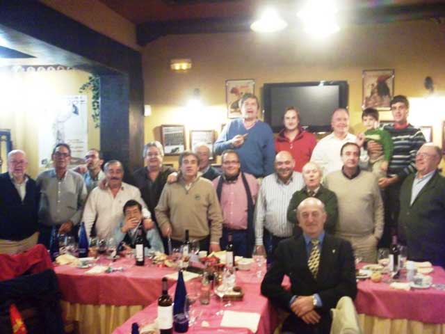 Foto de familia de los participantes en la comida homenaje a la Escuela Taurina. (FOTO:JMA)