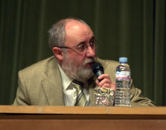 Eduardo Oliva, presidente de la Peña Taurina presentando a la mesa.