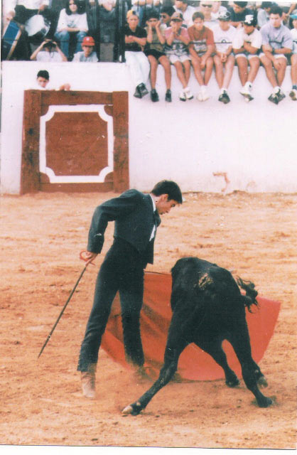 El día de su debut en público, en la plaza de Valverde del Camino. (FOTO: Cedida por el torero)