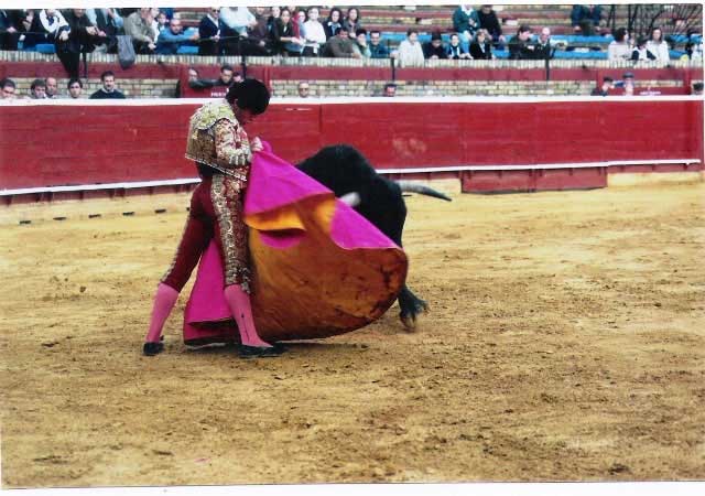 Lanceando a la verónica en una novillada con picadores en la plaza de Huelva. (FOTO: Cedida por el torero)