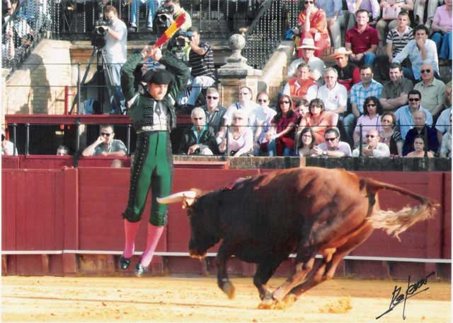 Asomándose al balcón en La Maestranza. (FOTO: Rafemo)