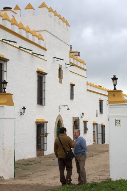 Bajo el cobijo del cortijo de 'Los Bolsicos' se desarrolló la entrevista. (FOTO: Gallardo)