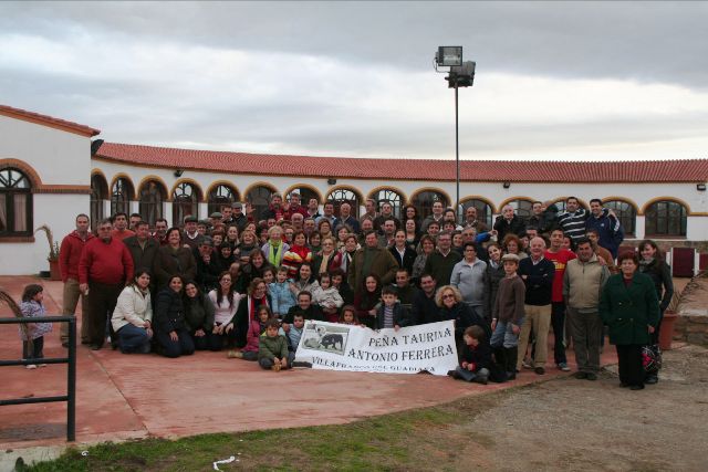 Los peñistas en la foto de familia a la llegada a la finca. (FOTO: José Luis Clausell)