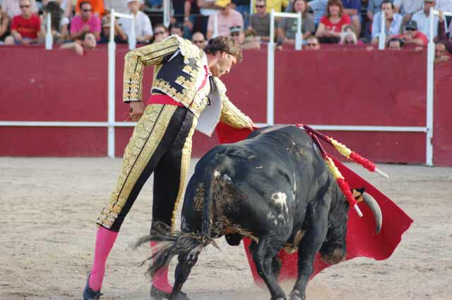 Martín Quintana toreando al natural en Miajadas. (FOTO:Ledesma)