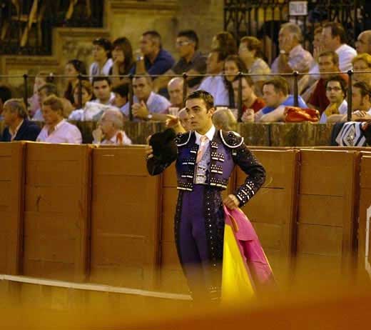 Saludando montera en mano en la plaza sevillana. (FOTO: Arjona, cedida por el torero)