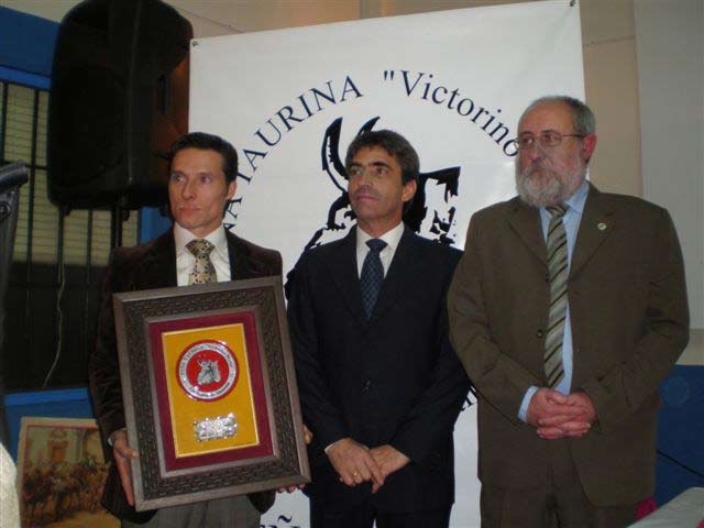 Gran terna: Urdiales, Victorino y Eduardo Oliva, presidente de la Peña.