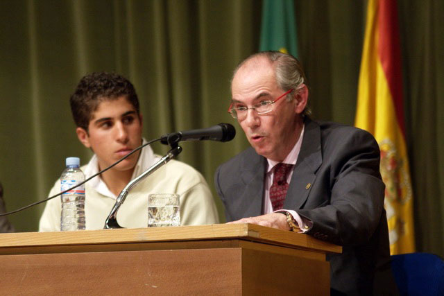 Santiago Carrasco, Socio de Honor de la Peña, ejerciendo de moderador.