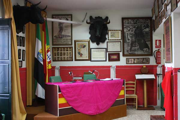 Las banderas extremeña, española y portuguesa presiden el Museo.