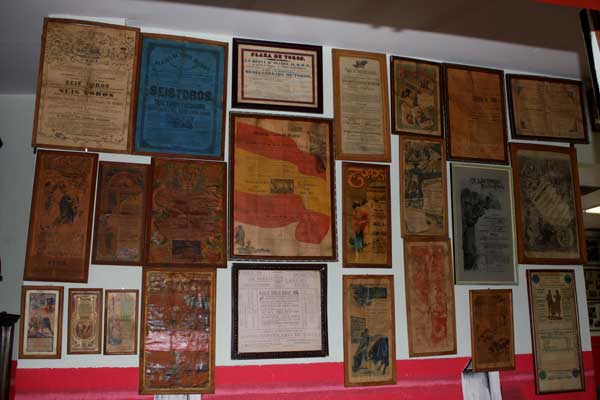 En igual proporción, históricos carteles ocupan también metros de pared.