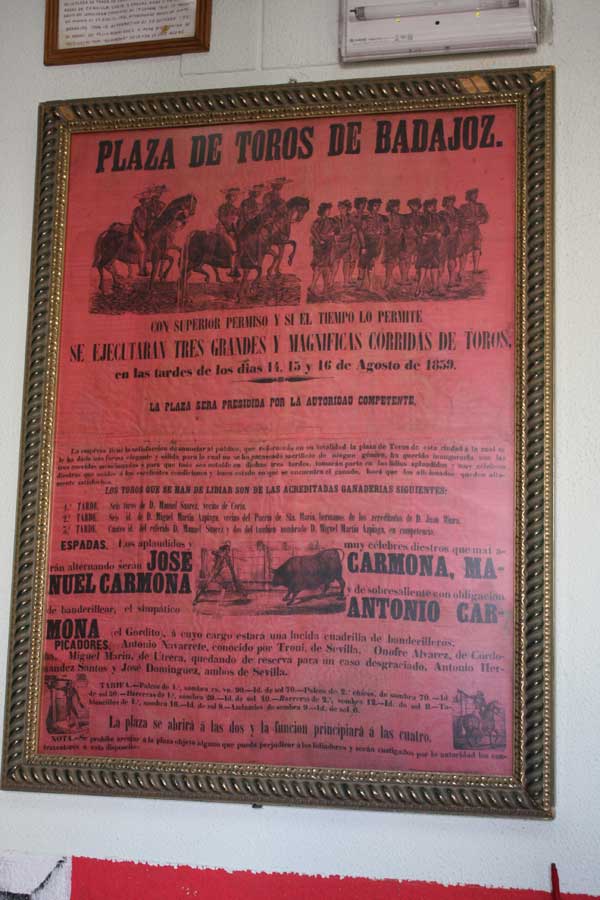 El cartel de la inauguración de la vieja plaza de Badajoz ocupa un lugar privilegiado.