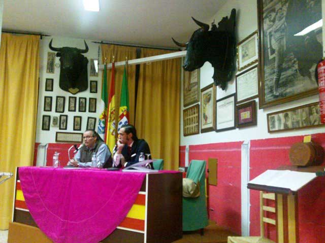Nandi Masedo y Borja Ruíz, durante la intervenció de este último en las 'Tauromaquias Extremeñas'