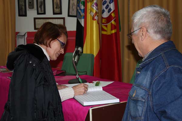 Como esta señora que desde Palencia se ha desplazado para su visita.