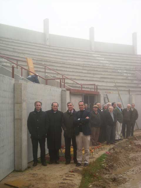 Juan Barco, Mariano Gallego y los empresarios visitando las obras de la plaza. 