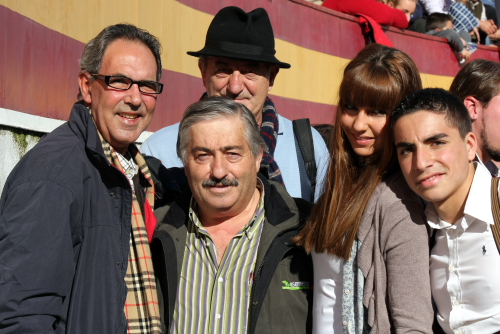 El fotógrafo Flores bien acompañado de su hija, Ambrós y otros amigos.
