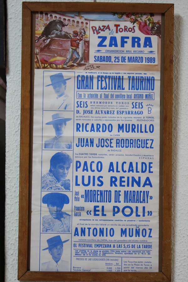 ...misma plaza, un cartel más reciente, de 1989.