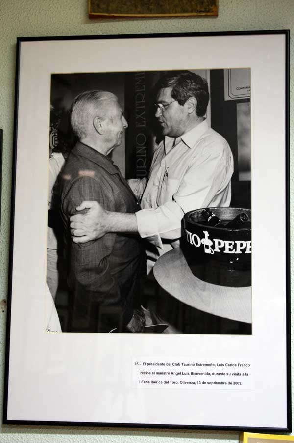 Ángel Luis Bienvenida saludando a Luis Carlos Franco, actual presidente del Club Taurino.