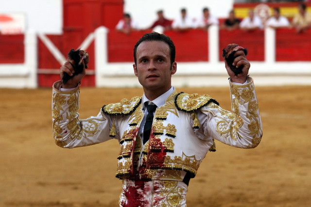 Antonio Ferrera paseando dos orejas el pasado septiembre en Mérida con el traje que ahora dona al Club Taurino de Badajoz. (FOTO:Gallardo)