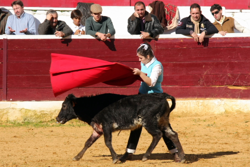 Irene Benítez, pasando por alto a la vaca quinta.