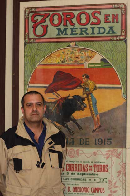 J. Fco. Recuero ante un cartel de 1915 de la plaza de Mérida propiedad del Club Taurino Extremeño. (FOTO: Gallardo)