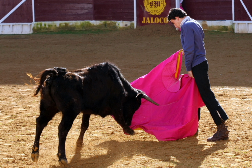 Juan Ángel García lanceando de capa a la tercera erala.