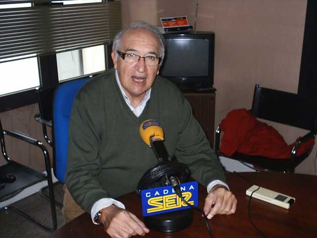 Juan Ángel en los estudios de SER Extremadura, desde donde informa de toros cada domingo al medio día. (FOTO: FG)