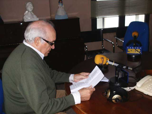 Repasando las notas antes de que se encienda la luz roja anunciando de 'estamos en el aire'. (FOTO: FG)