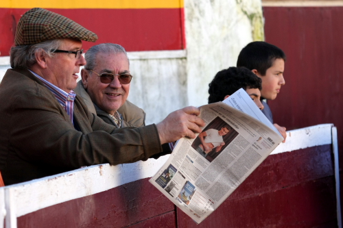 Mati Ramos, ojeando el periódico entre vaca y vaca.