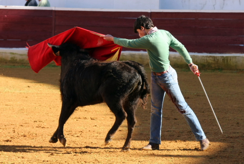 Miguel Luna dando un pase de pecho en la tercera.