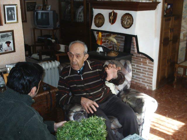 Antonio Moreno explicando la tauromaquia de su tiempo. (FOTO:G. Fernández)