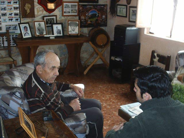 Antonio Moreno en el rincón taurino que ha cimentado con los años en su hogar. (FOTO: G. Fernández)